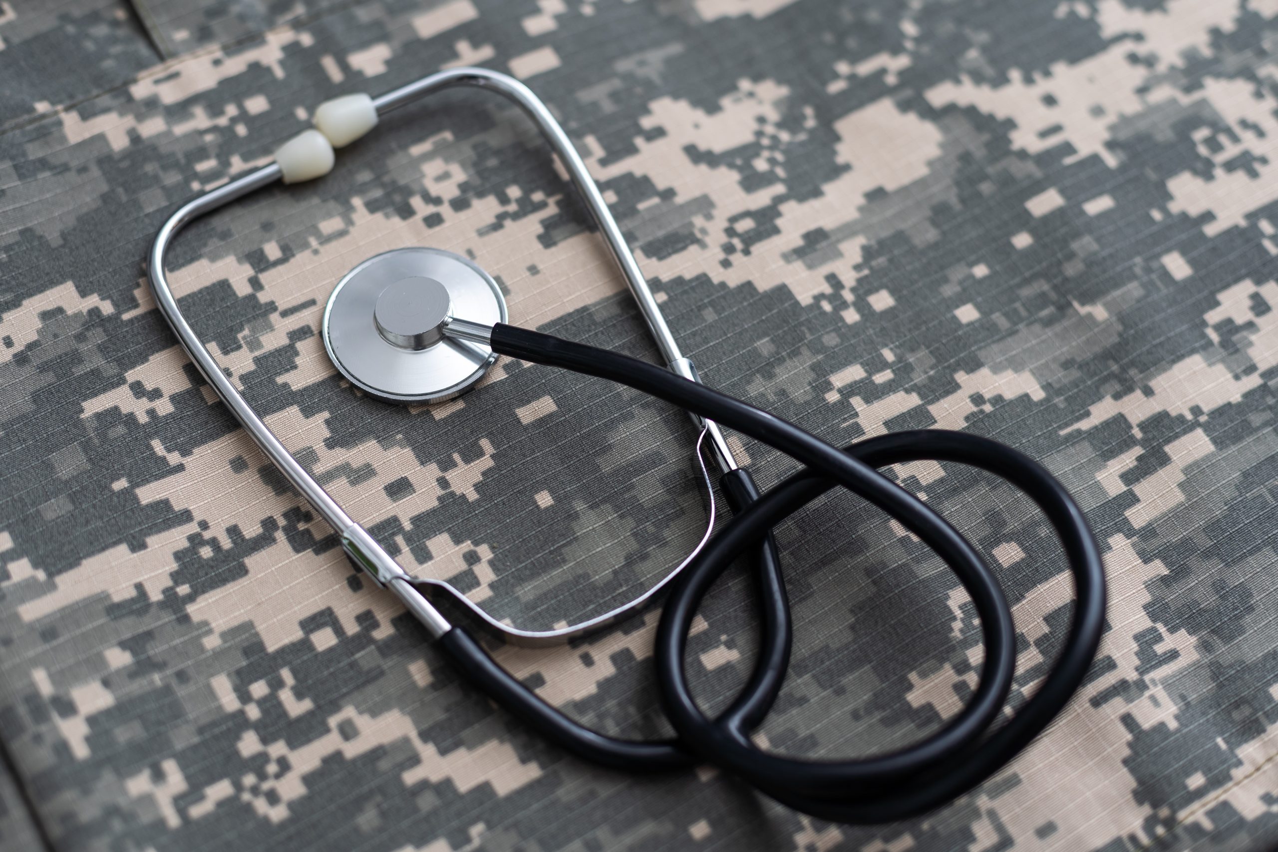 stethoscope-lies-on-the-uniform-of-a-us-soldier-t-2026-01-07-01-45-10-utc